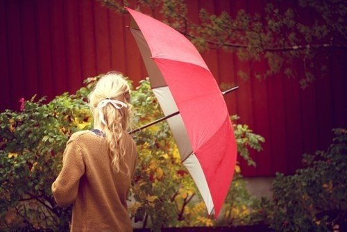 Фото блондинки с зонтиком без трусиков