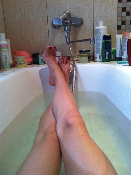 Сочная голая пышка бреет ноги в ванной