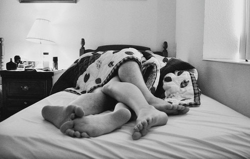 Блядь в пижаме и с сочной задницей занимается сексом с другом на кровати где спят другие бабы