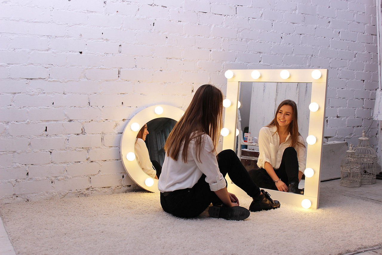 Фотосессии с зеркалом с лампочками