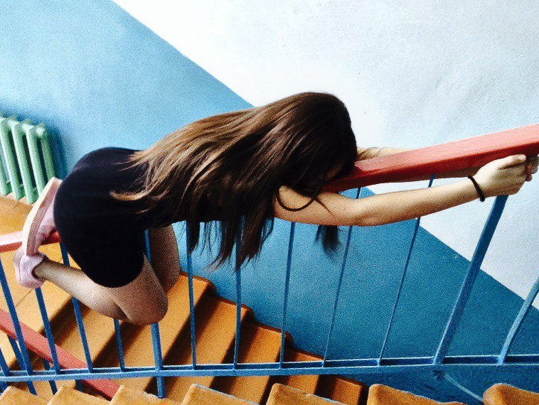 Девушка трахает себя о перила лестницы гиф