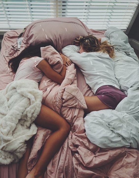 Трахает трех подруг в пижамах перед сном
