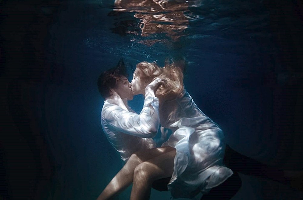 Шустрая любовница делает минет другу на свежем воздухе и под водой