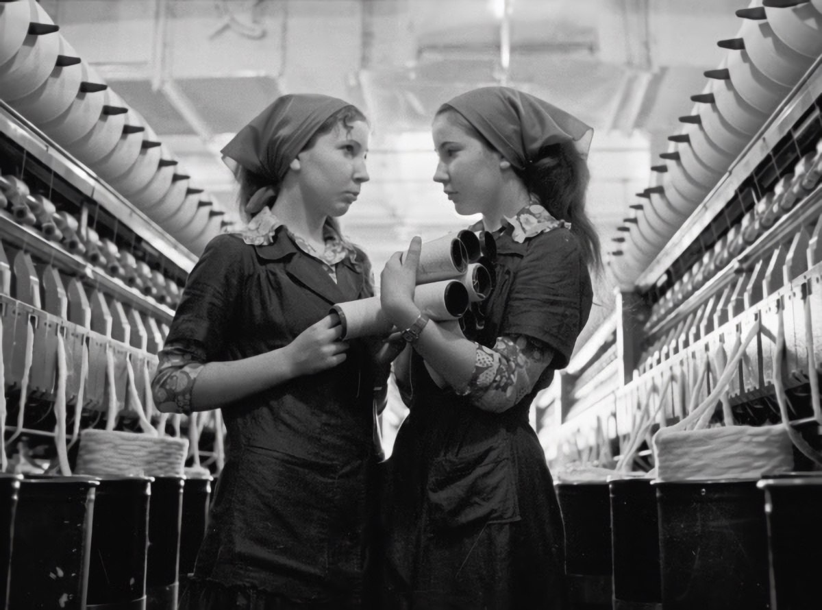 Советские рабочие девушки