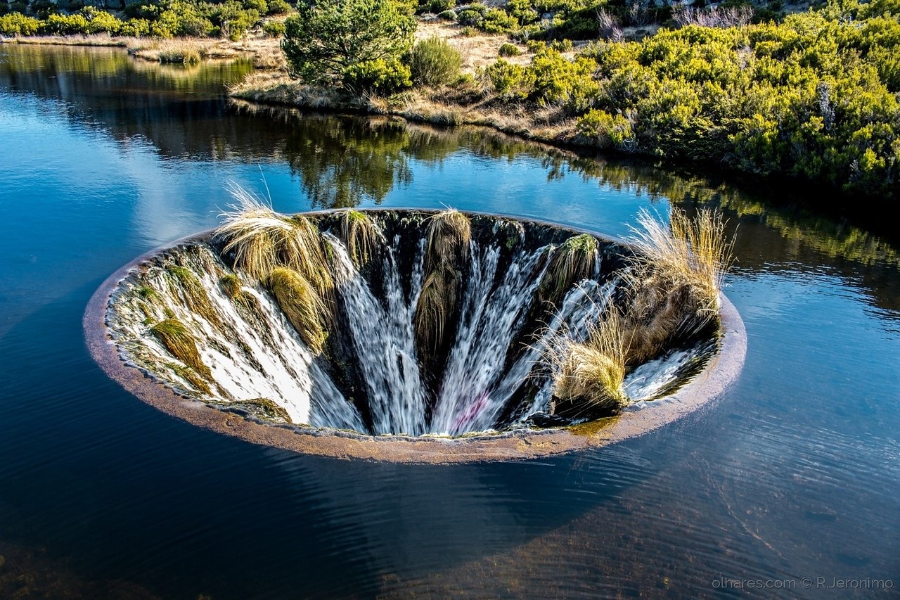 Водопад внутри озера Кончос в Португалии