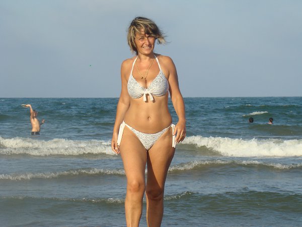 На пляже фото женщин 40 лет фото