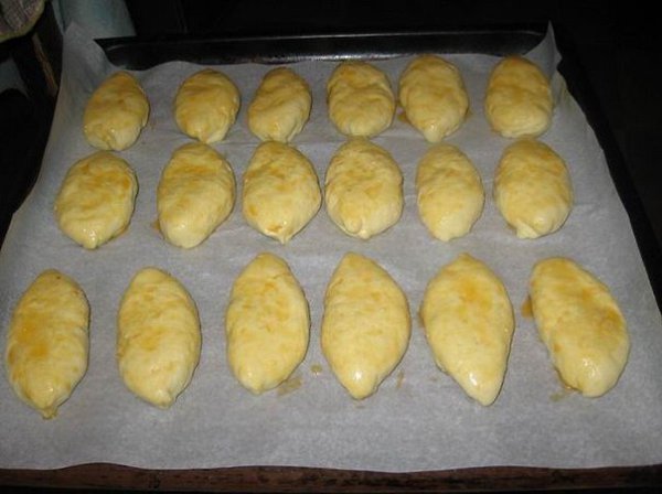 Пирожки с сыром из дрожжевого теста в духовке рецепт с фото пошагово в духовке