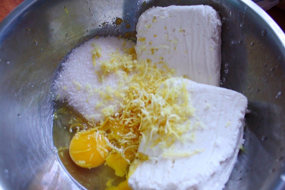 Творог масло сливочное яйца сахар сливочное. Творог пробивать с яйцом.