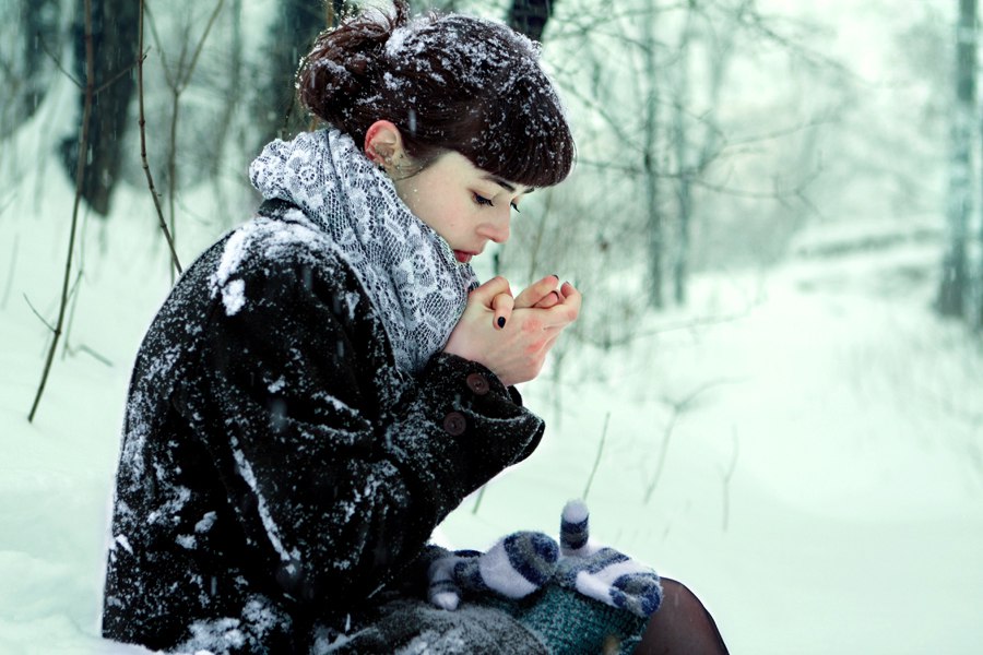 Женщина и снег. Девушка в зимнем лесу. Грустная девушка зимой. Грустная девушка зима. Песня продрогшее мысли