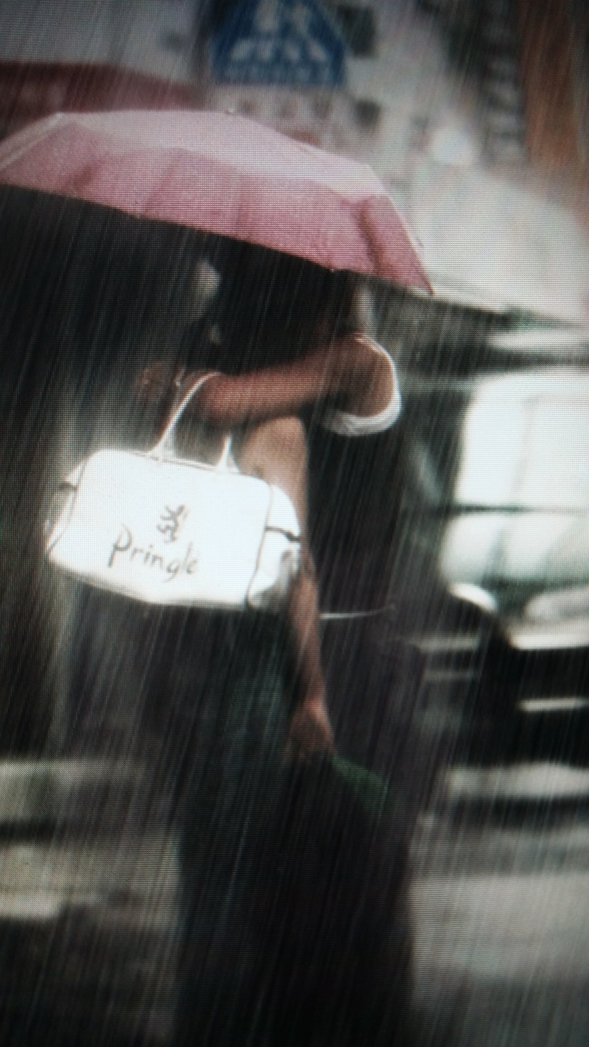 Гиф девушка под зонтом
