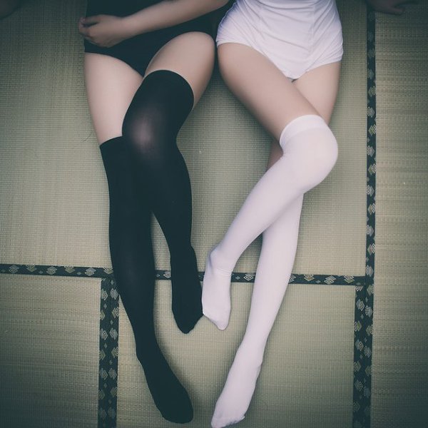 Женские ножки в чулках в белых