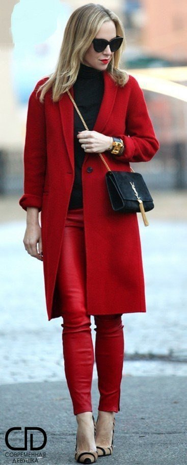 Блондинка в красном пальто