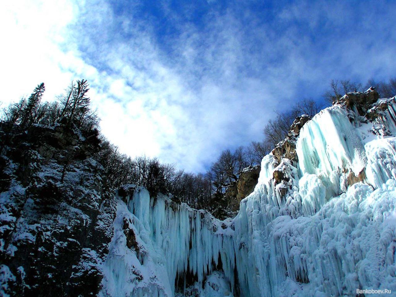 Замерзший Алибекский водопад