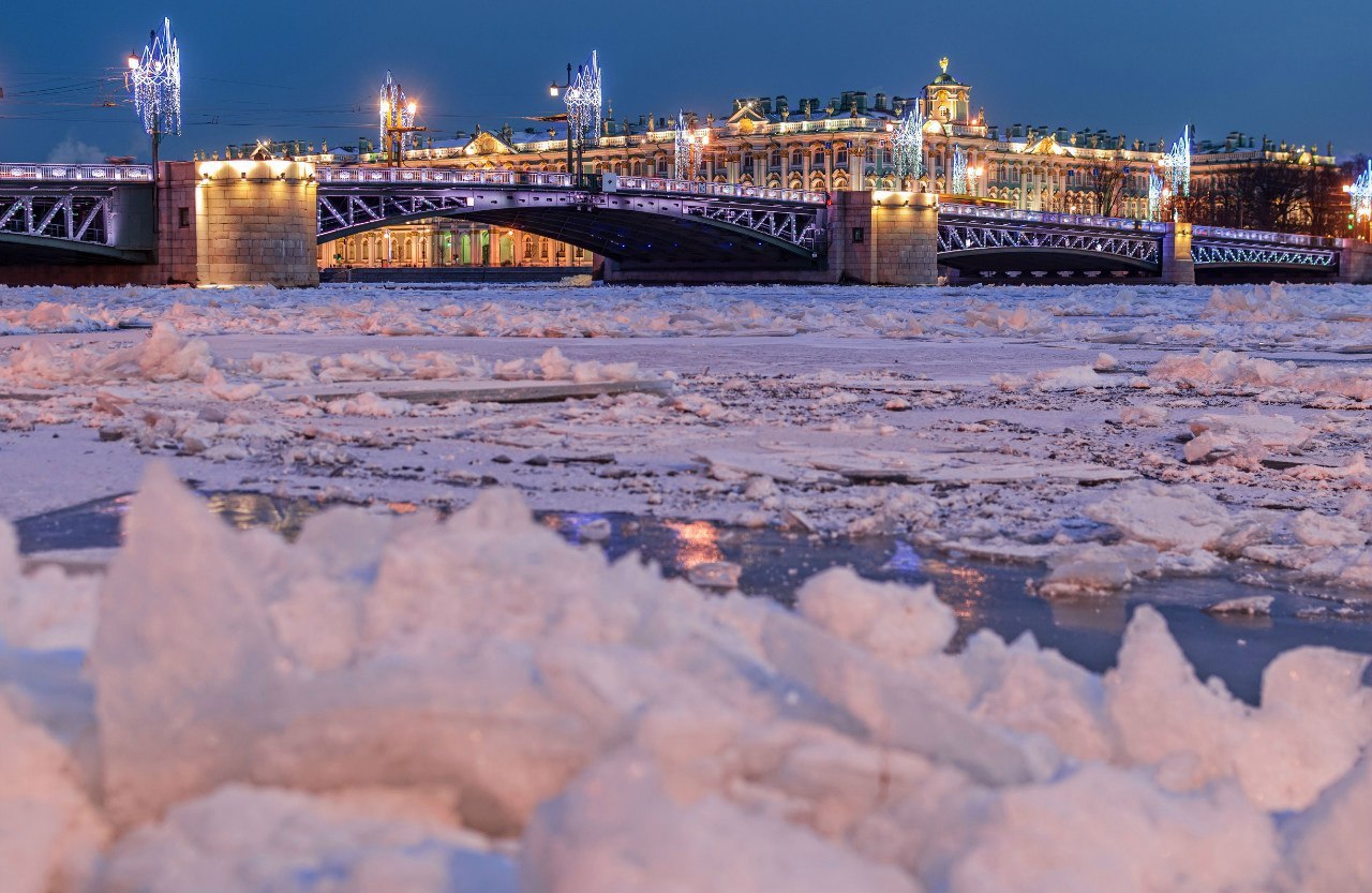 Разводят ли мосты в питере зимой. Дворцовый мост Санкт-Петербург зима. Разводной мост в Санкт-Петербурге зимой. Мосты Питера зимой. Зимний Питер разводной мост.