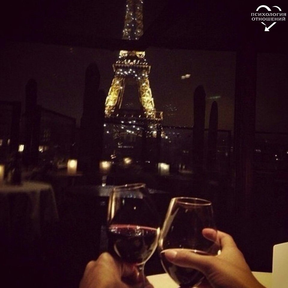 Бокал вина на фоне Парижа