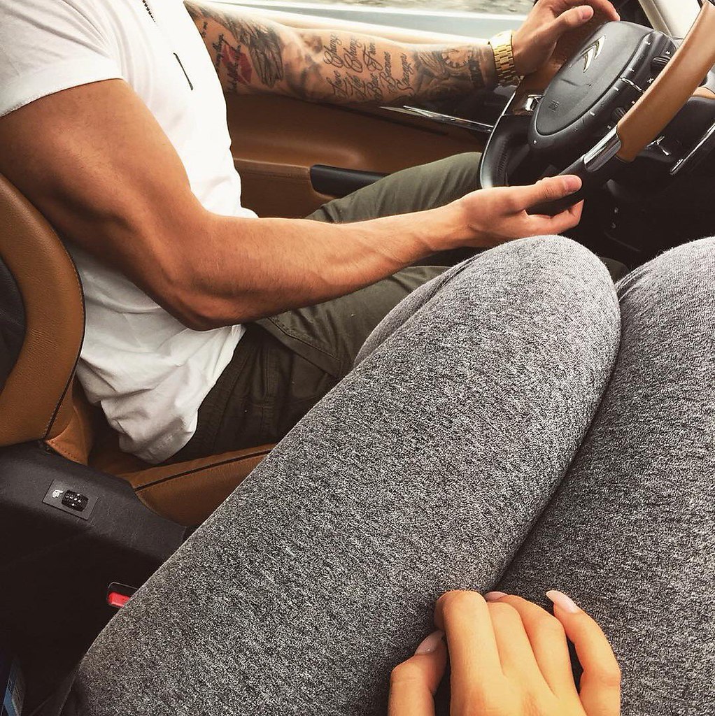 Мужская рука на коленке в авто