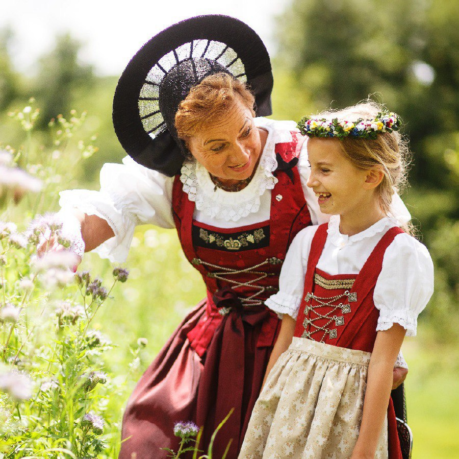 Немецкие дети в россии. Лихтенштейн национальный костюм. Национальная одежда Лихтенштейна. Лихтенштейн население. Национальная одежда немцев.