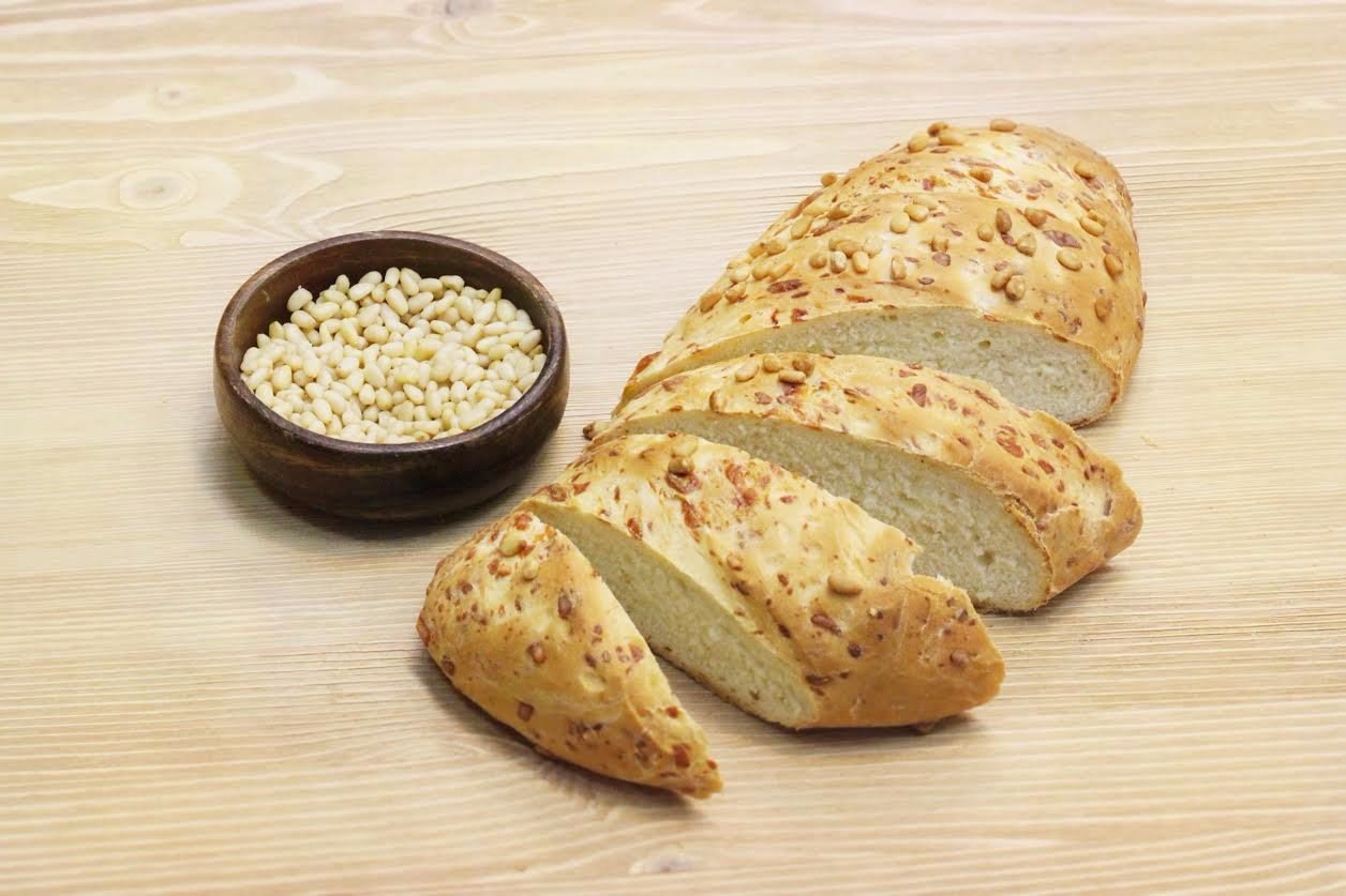 Куриный хлеб рецепт. Сырный хлеб. Хлебцы сырные. Хлеб с кедровыми орешками. Хлебный сыр.