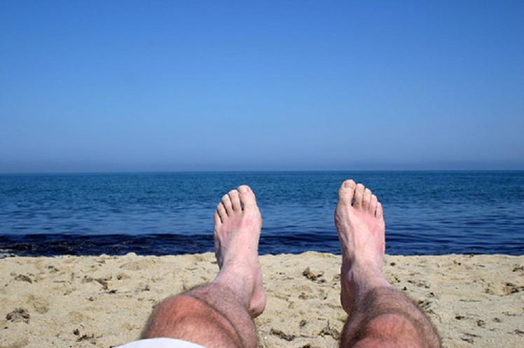 Фото мужских ног на фоне моря
