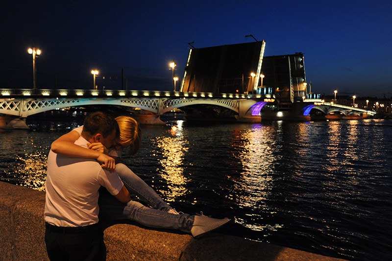 Обнял москва. Влюбленные на мосту Питер. Влюблённая пара в Питере. Фотосессия на мосту ночью. Парочка на мосту.