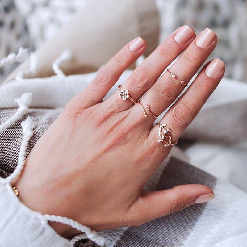 Золотые пальчики. Кольцо на руке. Тонкие кольца на пальцах. Красивые кольца на руке. Женская рука с кольцом.