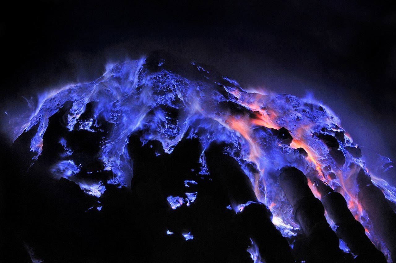 Вулкан Иджен синий огонь