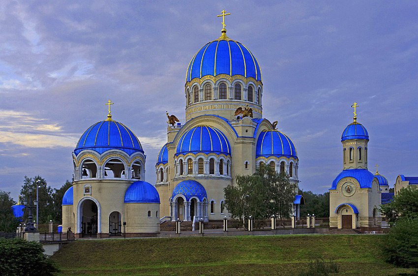 Церковь с синими куполами фото