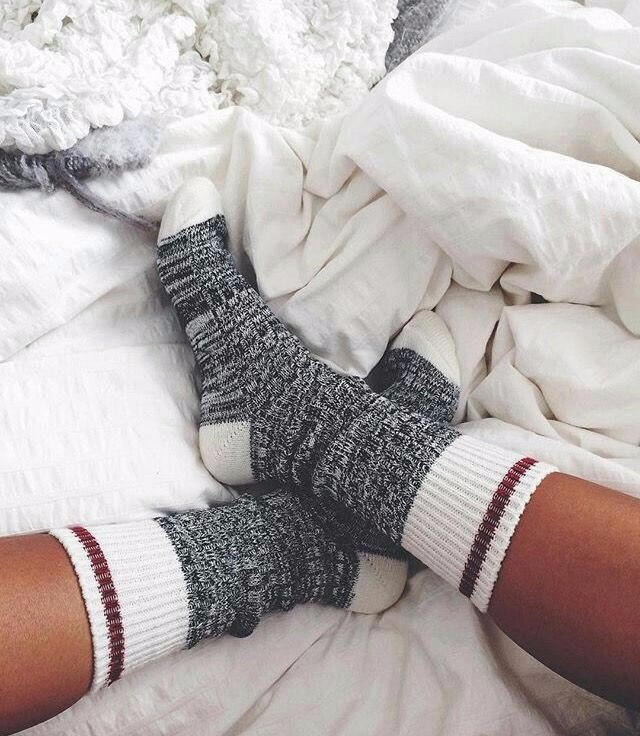 Девушка в теплых носках