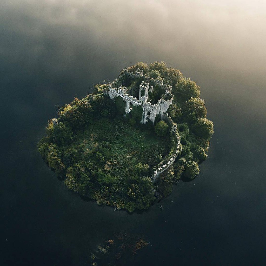 Замок МАКДЕРМОТТ Ирландия заброшенный на острове