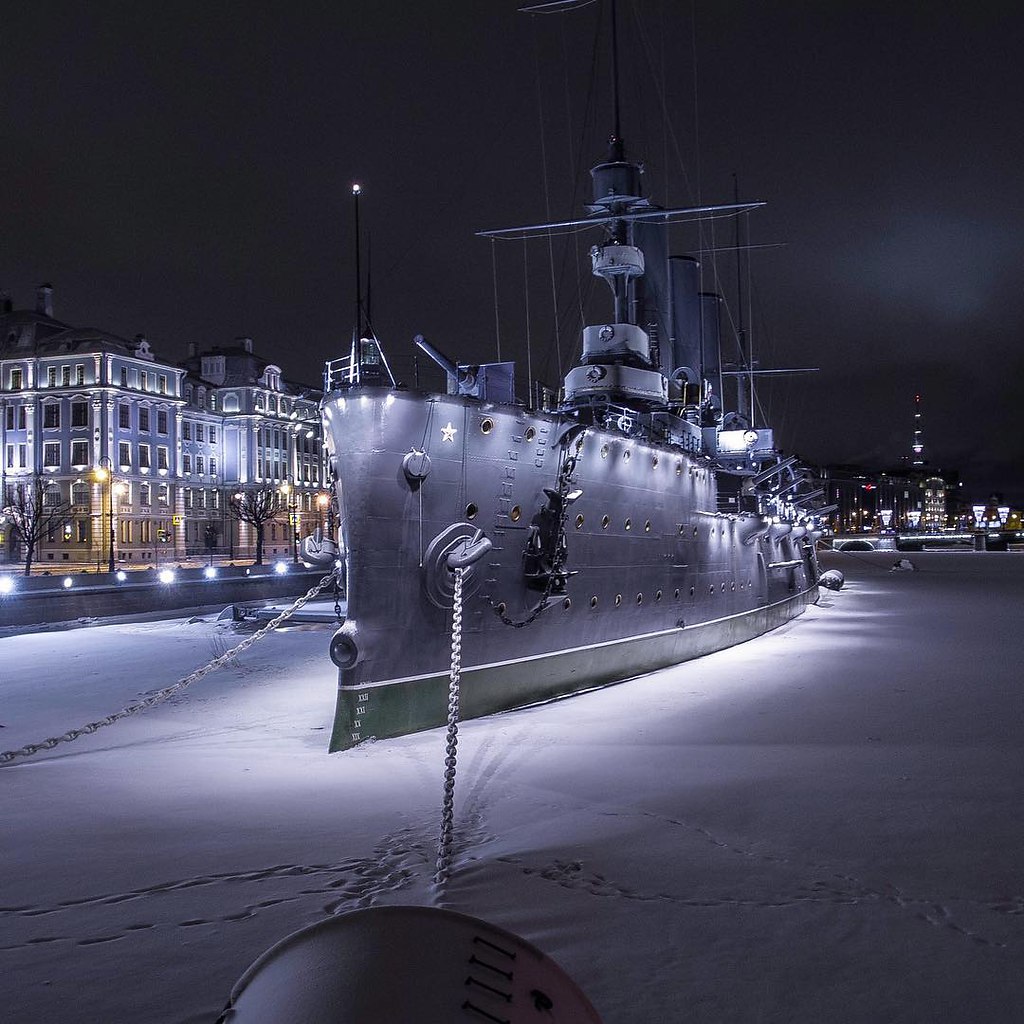 Крейсер Аврора в Санкт-Петербурге зимой