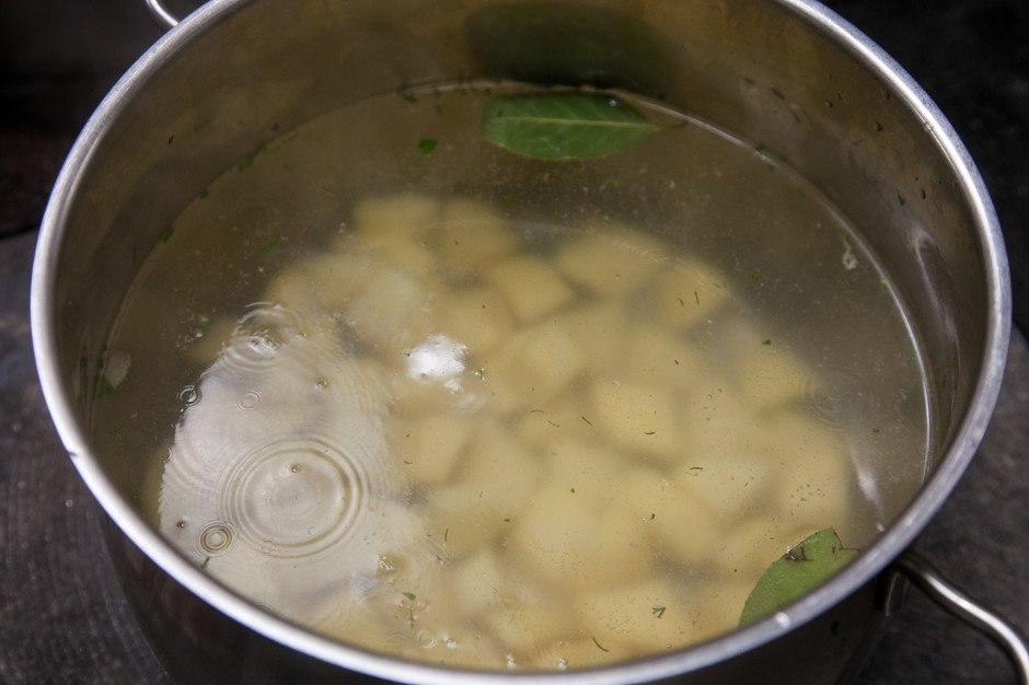 В кастрюлю налили холодной воды. Щавелевый суп Ингредиенты. Вскипятить лук на воде. Фото щавелевый суп в кастрюле. Фото щавелевого супа в кастрюле на плите.