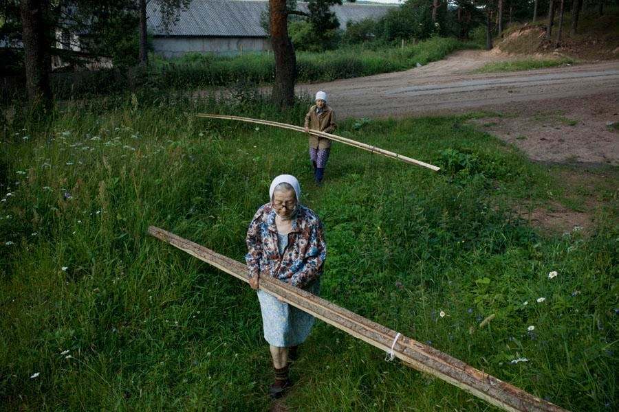 Картинка баба с бревном