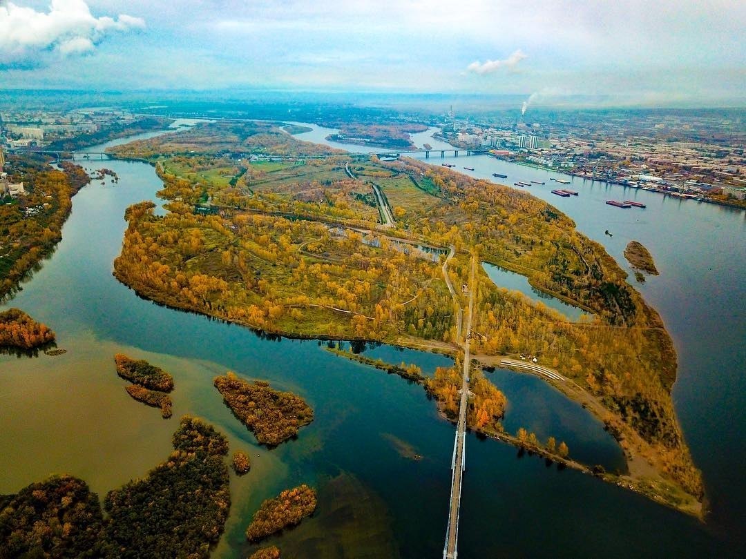 Между ой. Остров Татышев Красноярск. Красноярск остров Татышев сверху. Остров Татышев в Краснояр. Красноярск парк на острове.