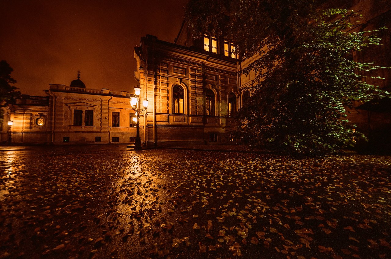 Октябрьский вечер картинки. Осень Санкт-Петербург Коломна. Осень в Коломне СПБ. Литературная Коломна СПБ. Коломна дворы Санкт-Петербурга.