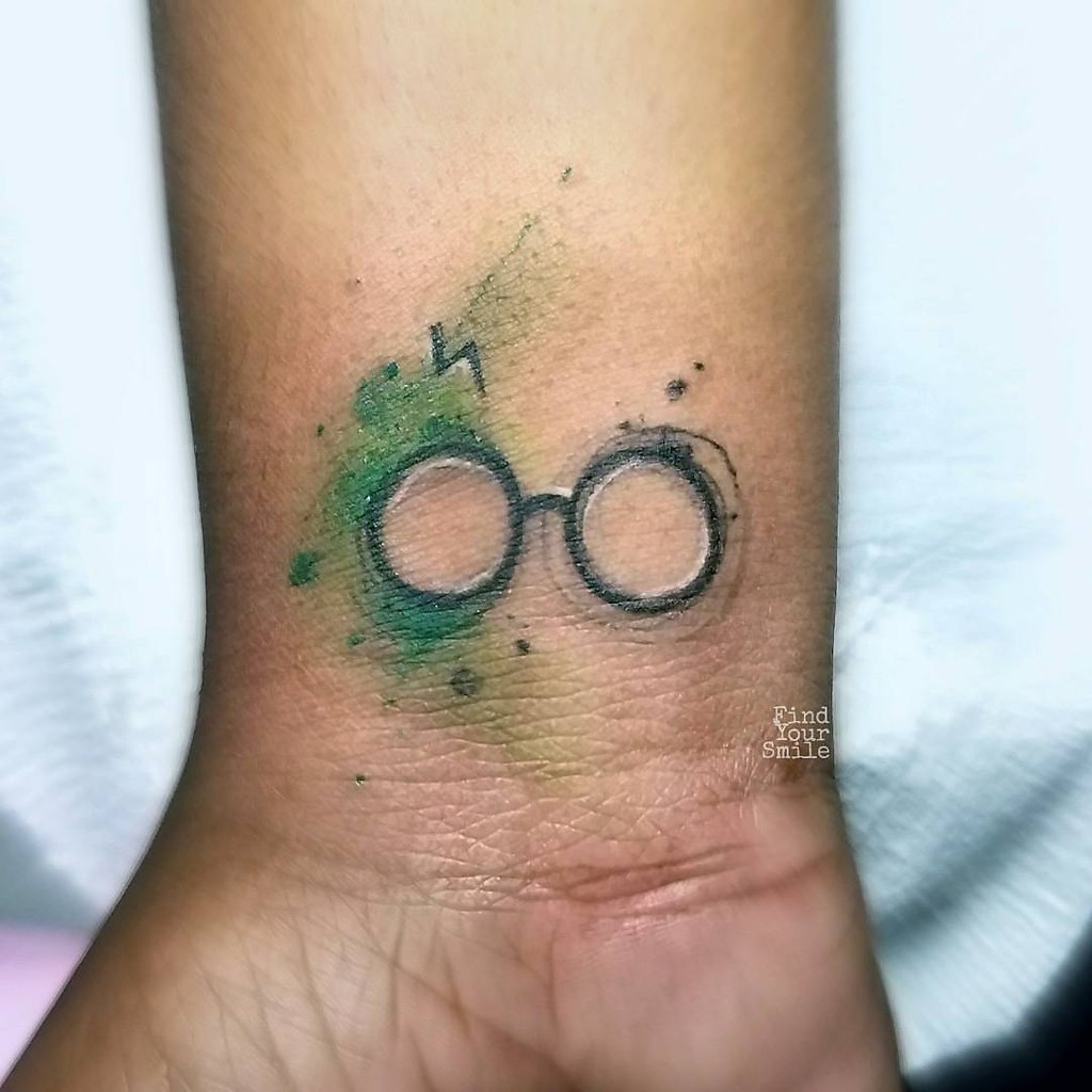 Гарри Поттер очки и шрам тату