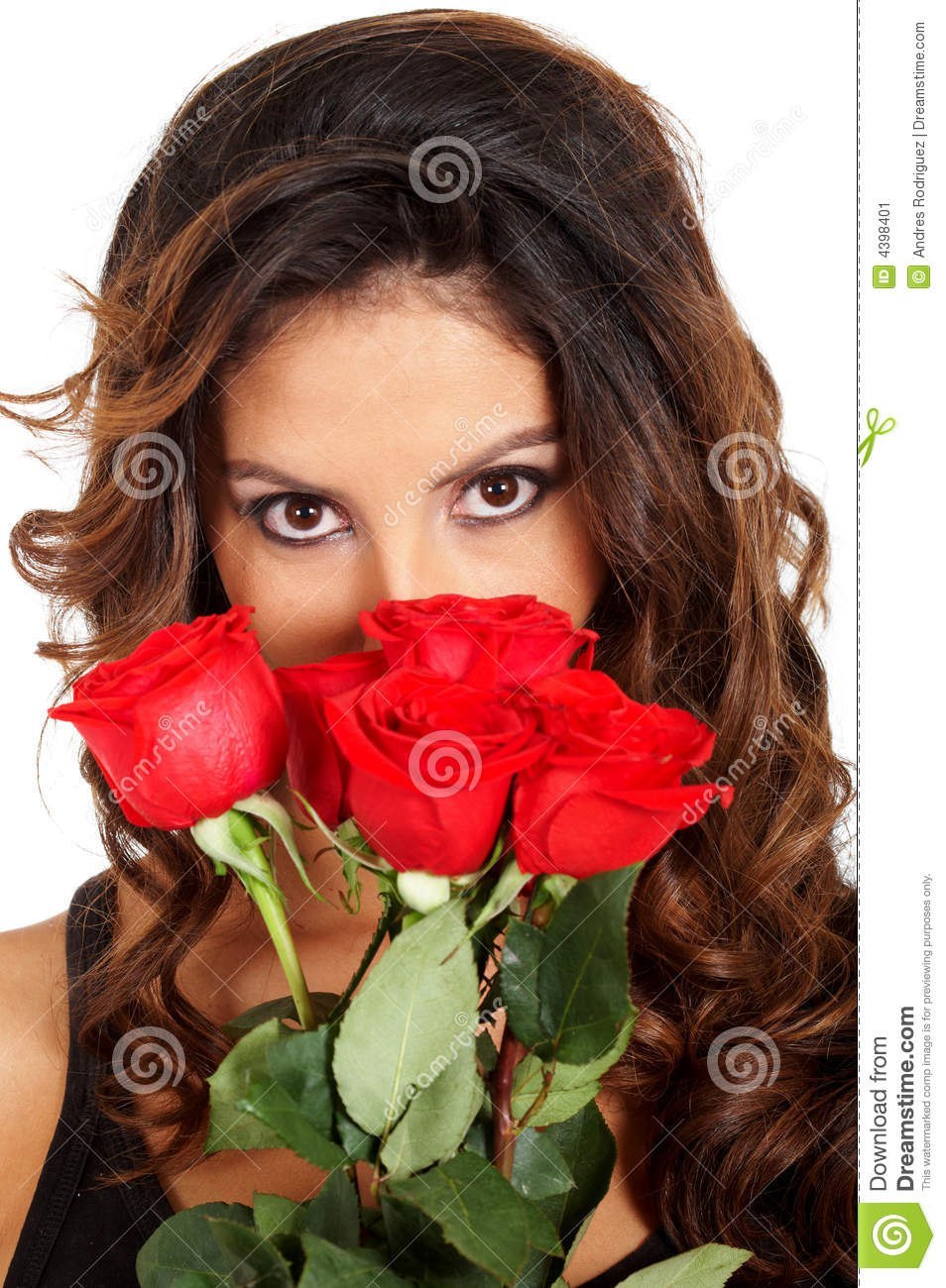 Брюнетка с красными розами