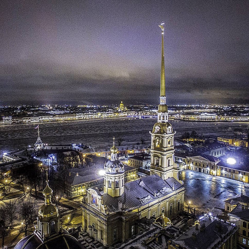 Петропавловская крепость ночью