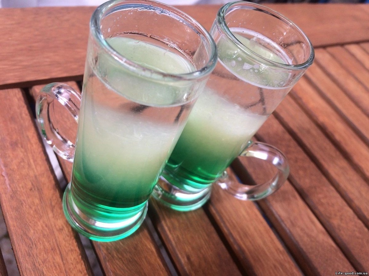 Коктейль алкогольный зеленый мексиканец