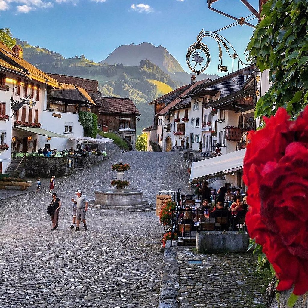 Швейцария Альпы маленький городок улочки