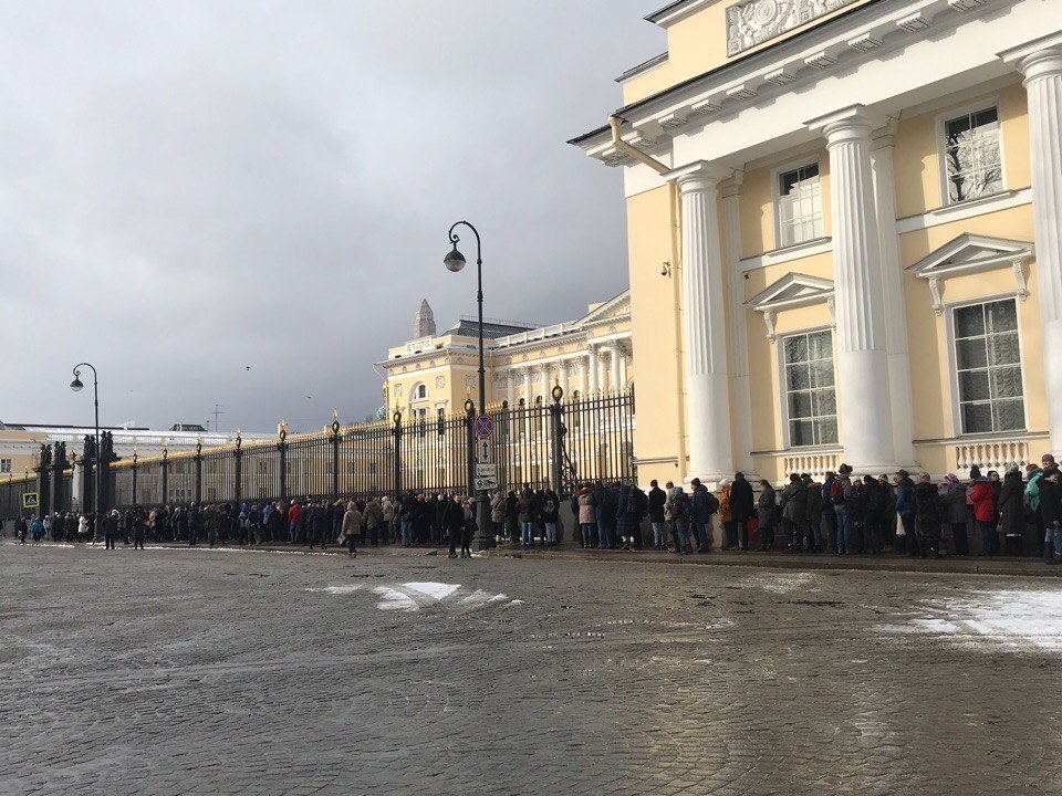 Очередь в музей зимой СПБ