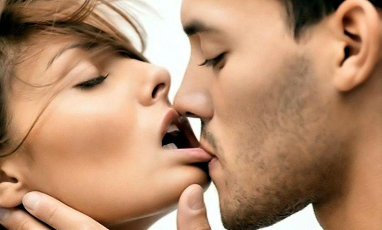У меня есть теория поцелуя. Поцелуй с прикусыванием гиы. Нежный поцелуй. Поцелуй мужчины и женщины. Нежные губы.
