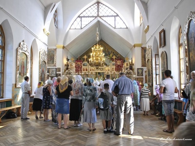 Храм всех крымских святых в алуште