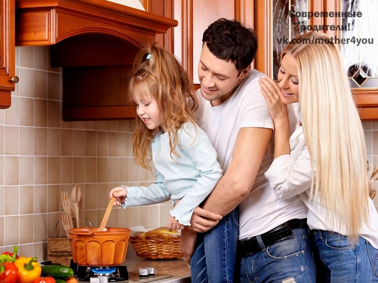 Момента в доме семьи. Фотосессия семьи на кухне. Семейный быт. Семья, дом. Счастливая семья на кухне.