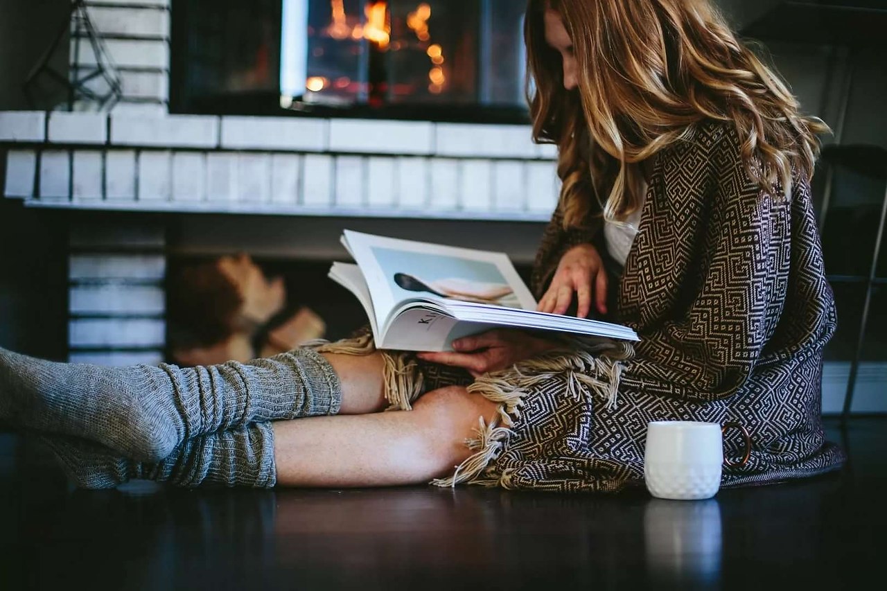 Девушки читают текст. Девушка в пледе. Девушка с книгой. Уютная девушка. Вечер с книгой.