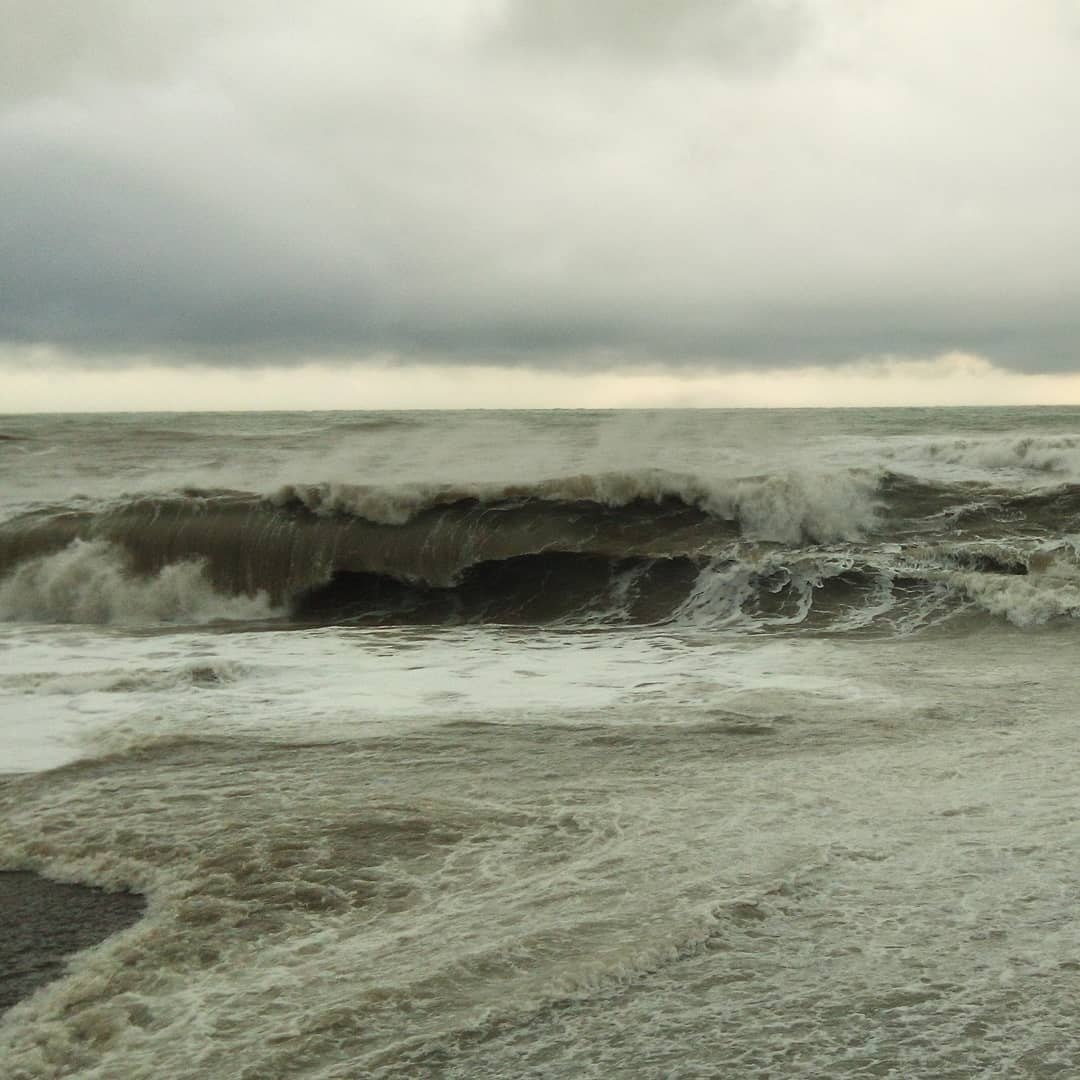 Побережье черного моря шторм. Черное море шторм Анапа. Гроза в Анапе. Шторм на черном море сейчас. Побережье черного моря гроза.