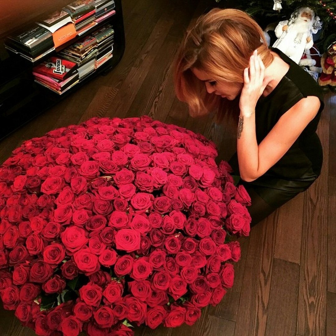 Девушка с большим букетом роз