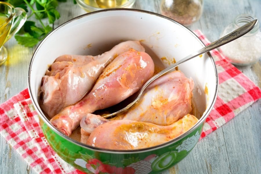 Приготовление курицы в соусе. Голень куриная. Голень в маринаде. Куриные ножки в маринаде. Маринад для голени курицы.