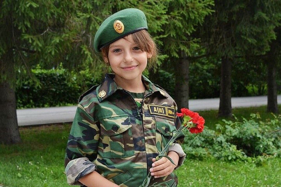 Мечтает стать военным. Мечта стать военным. Мальчик выглядит как девочка.