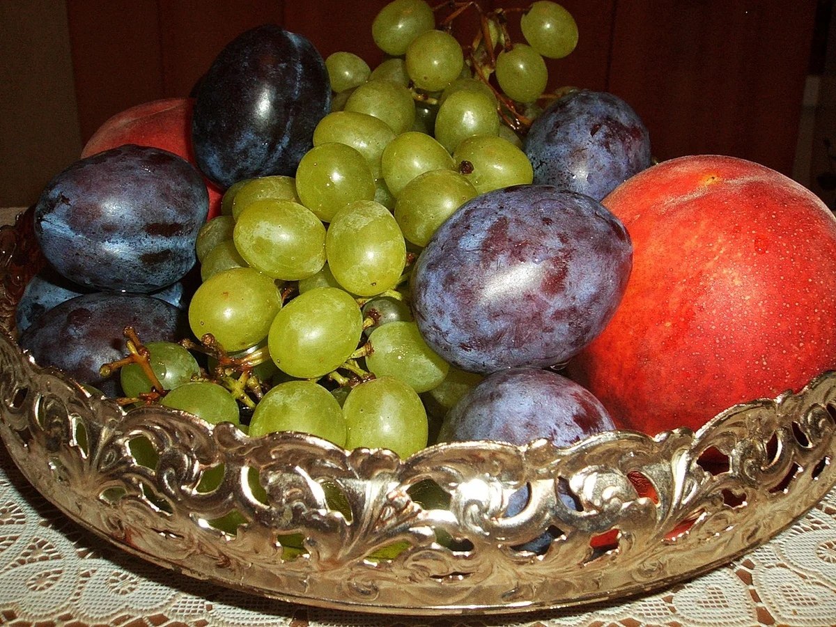 В вазе лежат 4 разных фрукта. Ваза с фруктами. Фрукты в вазе. Стеклянная ваза с фруктами. Ваза с фруктами на столе.