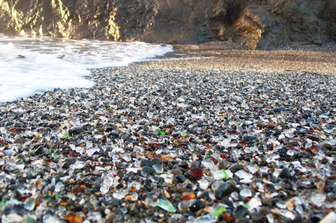 Цветные камни на пляже